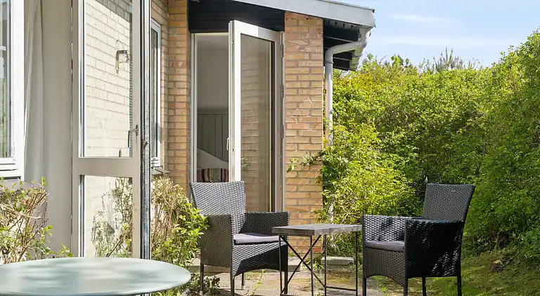 En fredfyldt oase nær strand og skov