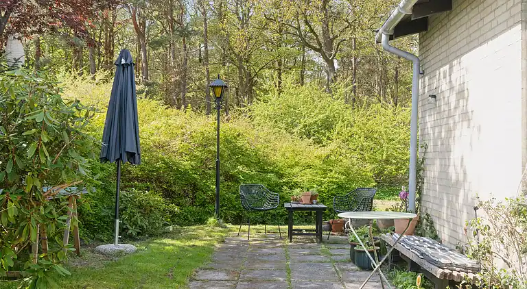 En fredfyldt oase nær strand og skov