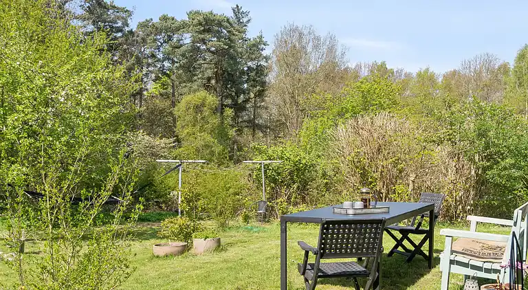 En fredfyldt oase nær strand og skov
