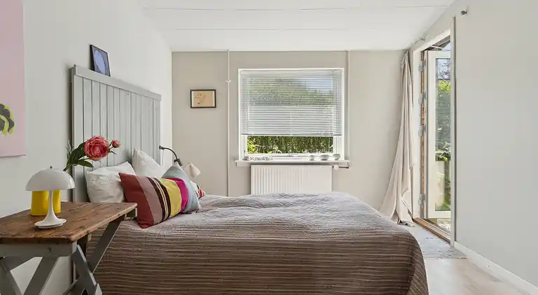 En fredfyldt oase nær strand og skov