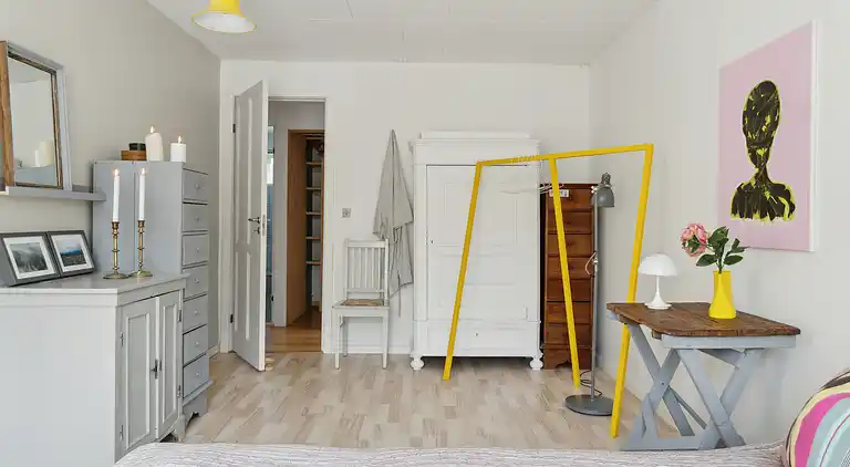 En fredfyldt oase nær strand og skov