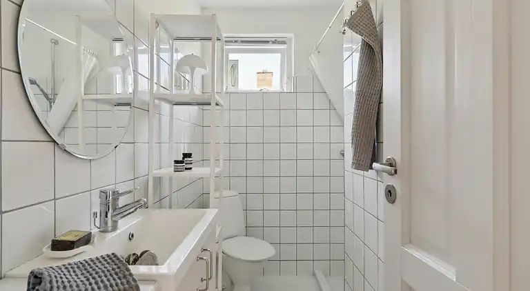 En fredfyldt oase nær strand og skov