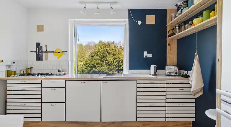 En fredfyldt oase nær strand og skov