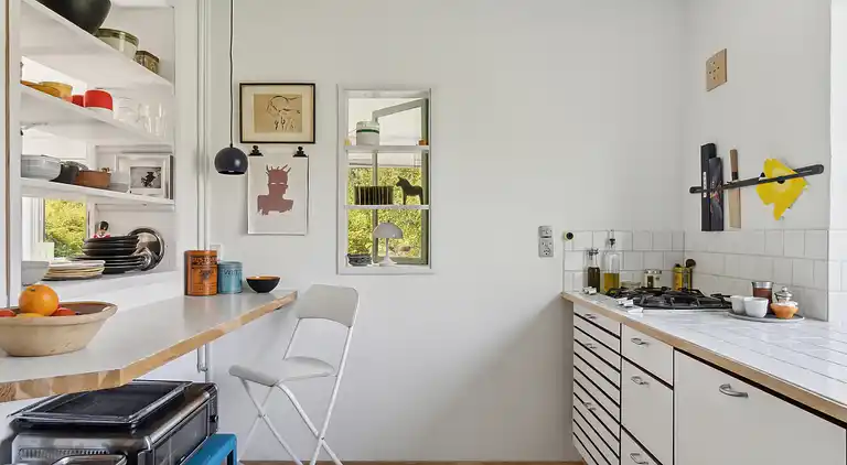 En fredfyldt oase nær strand og skov