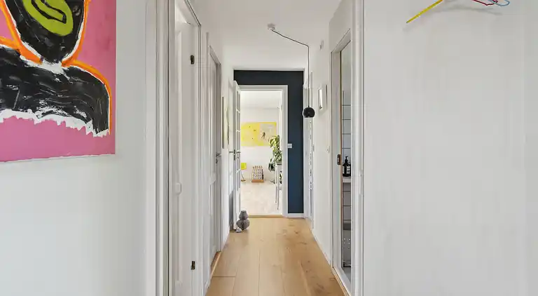 En fredfyldt oase nær strand og skov