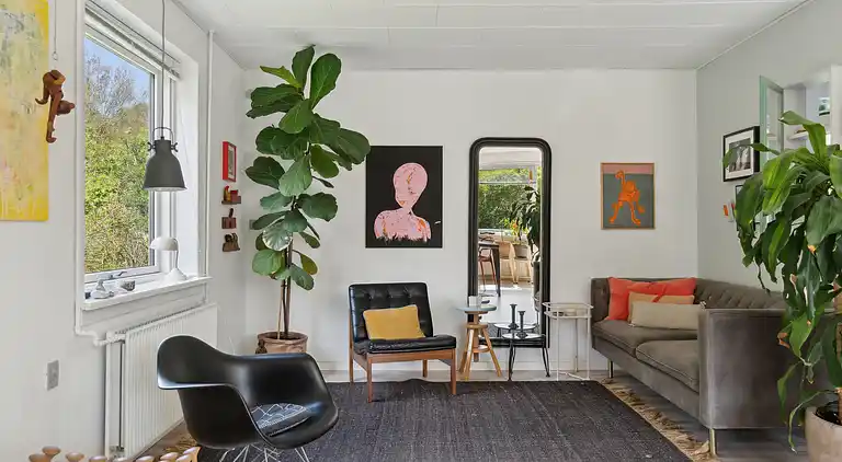 En fredfyldt oase nær strand og skov