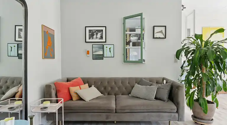 En fredfyldt oase nær strand og skov