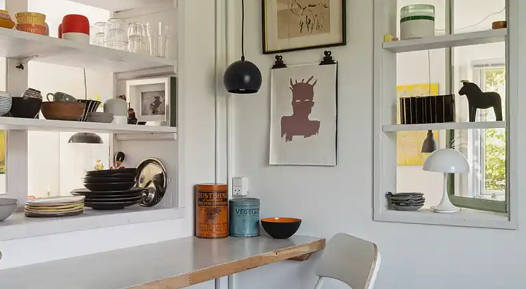 En fredfyldt oase nær strand og skov