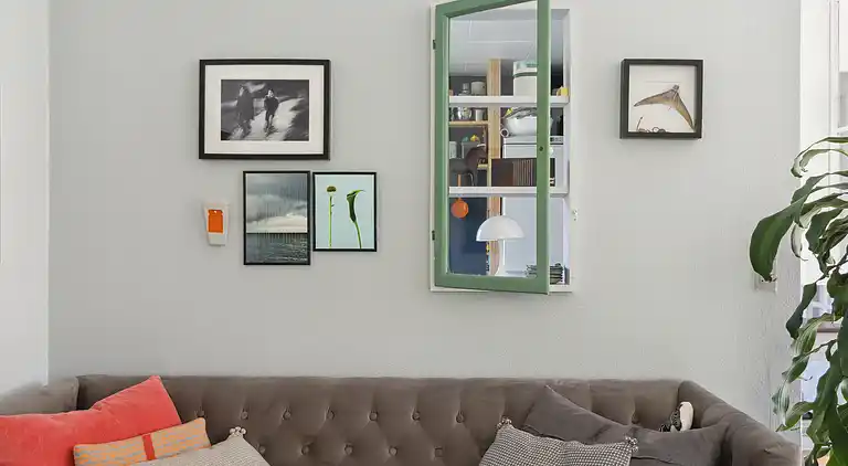 En fredfyldt oase nær strand og skov