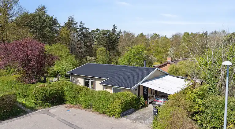 En fredfyldt oase nær strand og skov