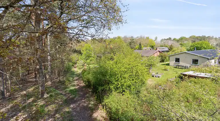 En fredfyldt oase nær strand og skov