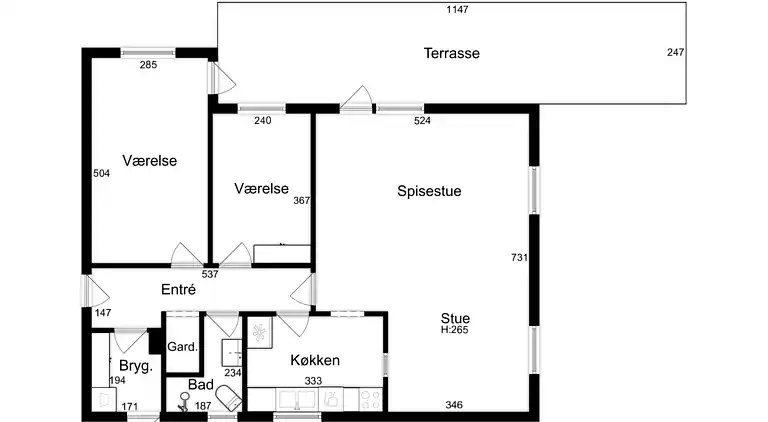 En fredfyldt oase nær strand og skov