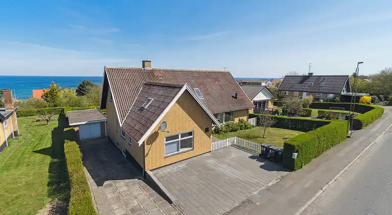 Stor feriebolig med havudsigt i Tejn