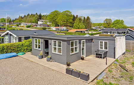 Lovely bright holiday home with sea view