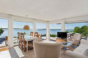 Moderne strandhus med panoramautsikt