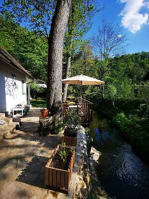 Sunny wooden house on creek, 30 minutes Prague