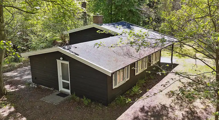 Nyistandsat sommerhus tæt ved skov og strand