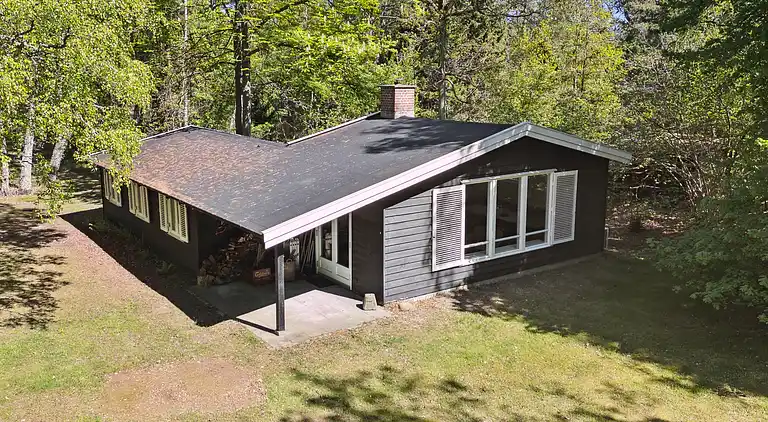 Nyistandsat sommerhus tæt ved skov og strand