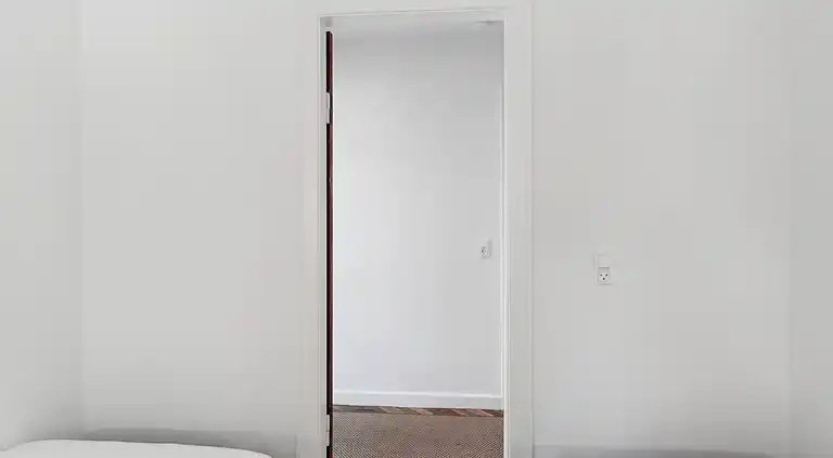 Nyistandsat sommerhus tæt ved skov og strand