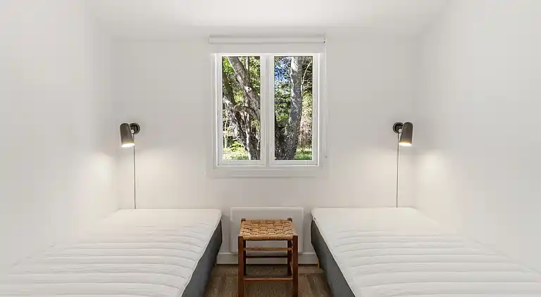 Nyistandsat sommerhus tæt ved skov og strand