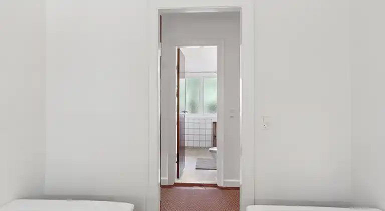 Nyistandsat sommerhus tæt ved skov og strand