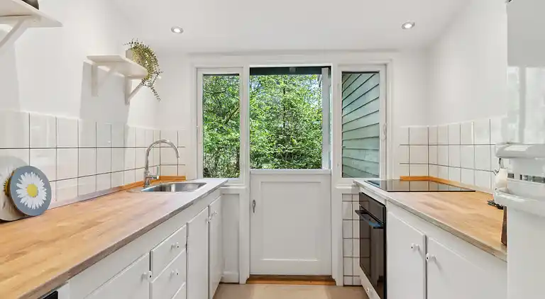 Nyistandsat sommerhus tæt ved skov og strand