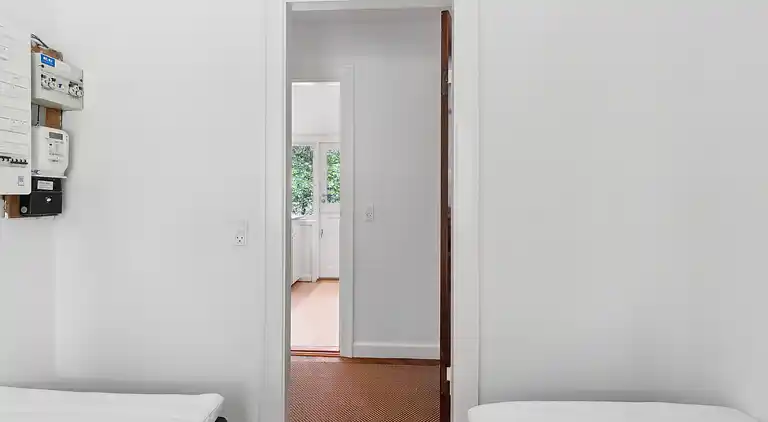 Nyistandsat sommerhus tæt ved skov og strand