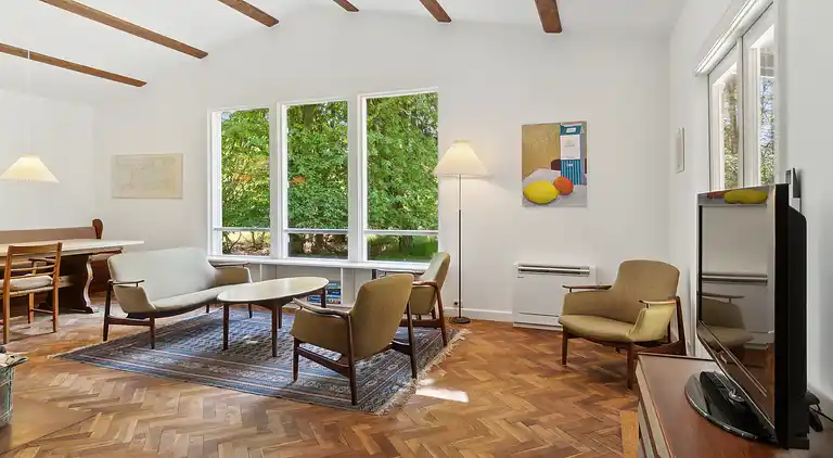 Nyistandsat sommerhus tæt ved skov og strand