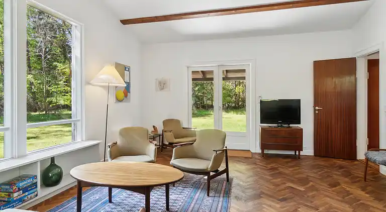 Nyistandsat sommerhus tæt ved skov og strand