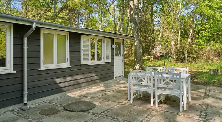 Nyistandsat sommerhus tæt ved skov og strand