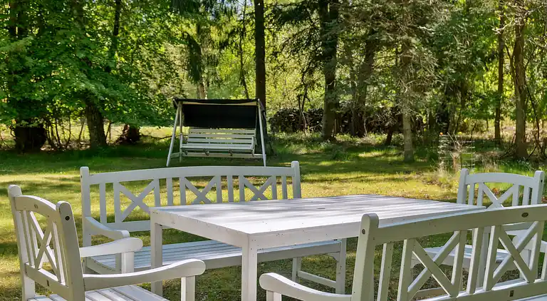 Nyistandsat sommerhus tæt ved skov og strand