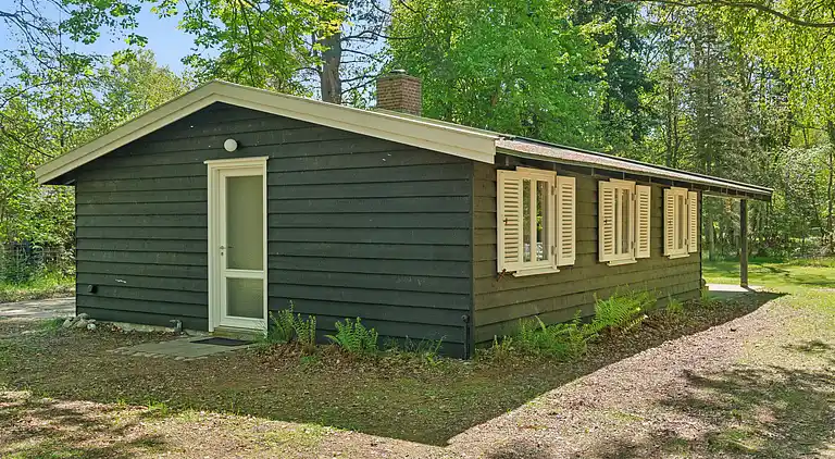 Nyistandsat sommerhus tæt ved skov og strand