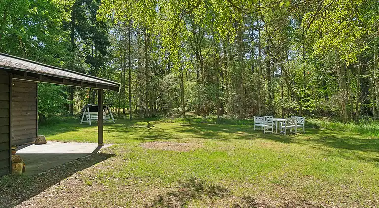 Nyistandsat sommerhus tæt ved skov og strand