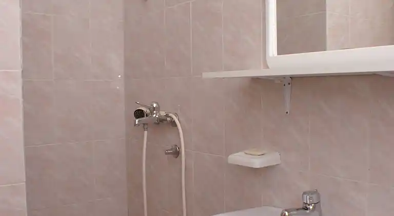 Komfortable Ferienwohnung am Strand Zubovici, Pag (A-4065-a)