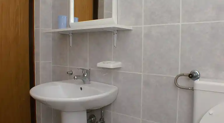 Komfortable Ferienwohnung am Strand Zubovici, Pag (A-4065-a)