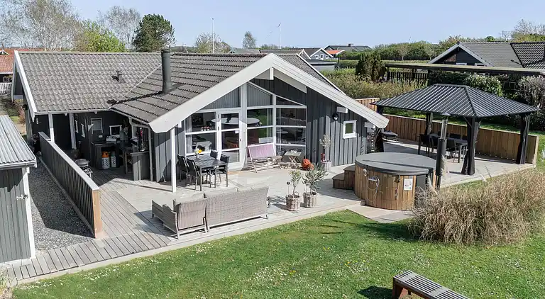 Hyggeligt sommerhus i naturrige omgivelser