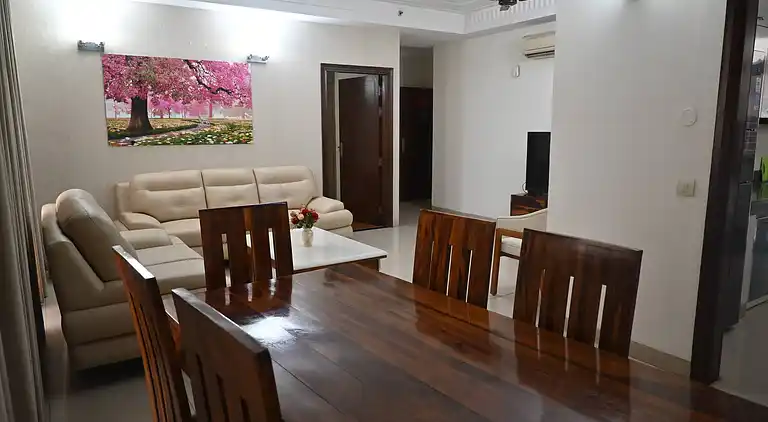 Luxuriöses 3BHK-Apartment in Gurgaon mit Stadt- und