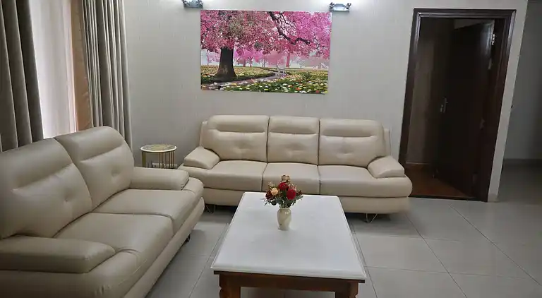 Luxuriöses 3BHK-Apartment in Gurgaon mit Stadt- und