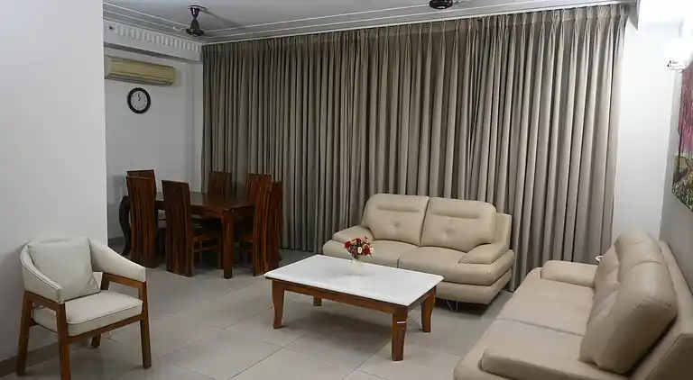Luxuriöses 3BHK-Apartment in Gurgaon mit Stadt- und