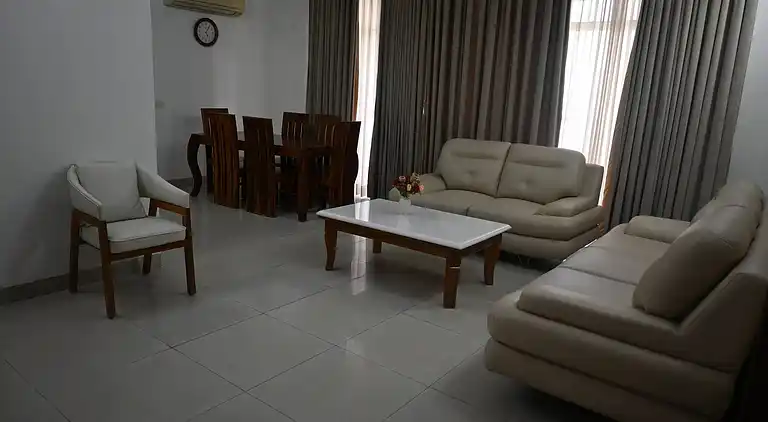 Luxuriöses 3BHK-Apartment in Gurgaon mit Stadt- und