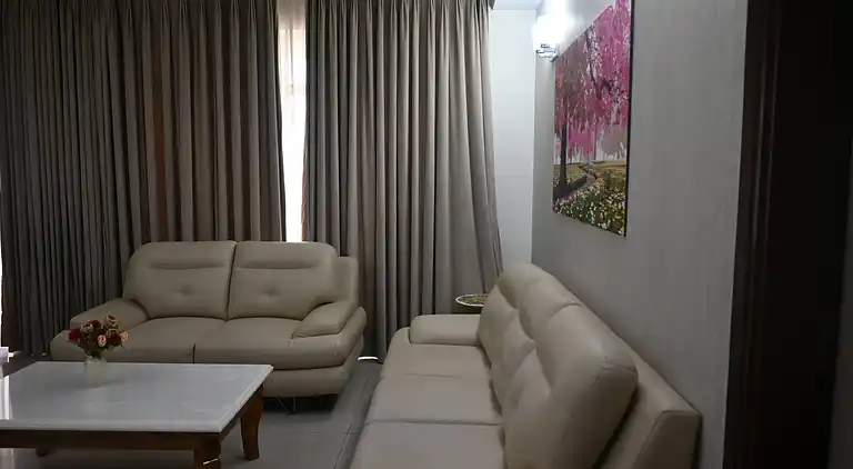 Luxuriöses 3BHK-Apartment in Gurgaon mit Stadt- und