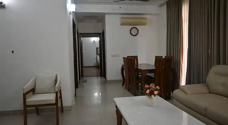 Luxuriöses 3BHK-Apartment in Gurgaon mit Stadt- und