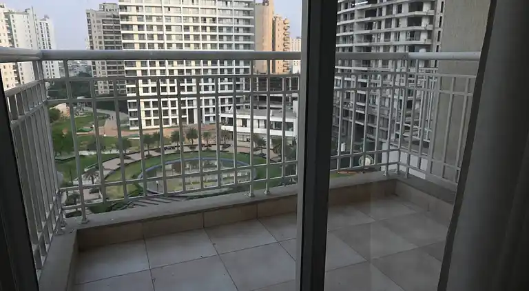 Luxuriöses 3BHK-Apartment in Gurgaon mit Stadt- und