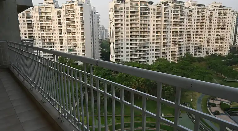 Luxuriöses 3BHK-Apartment in Gurgaon mit Stadt- und