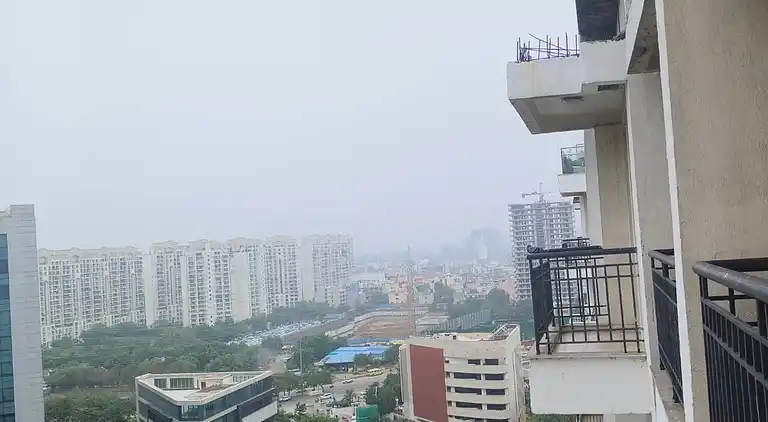 Luxuriöses 3BHK-Apartment in Gurgaon mit Stadt- und