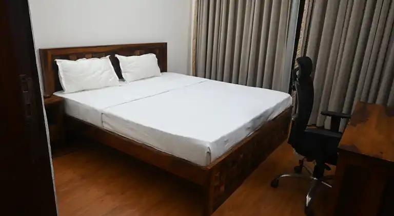 Luxuriöses 3BHK-Apartment in Gurgaon mit Stadt- und