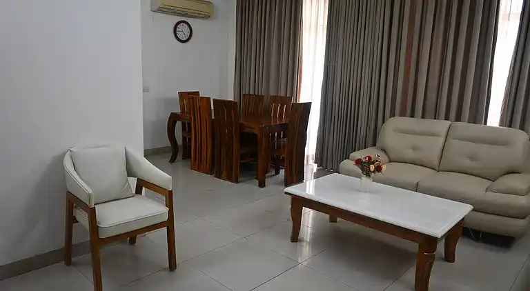 Luxuriöses 3BHK-Apartment in Gurgaon mit Stadt- und