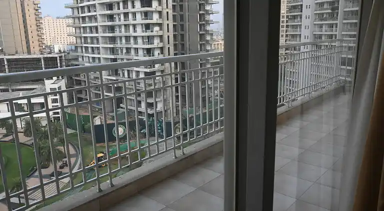 Luxuriöses 3BHK-Apartment in Gurgaon mit Stadt- und