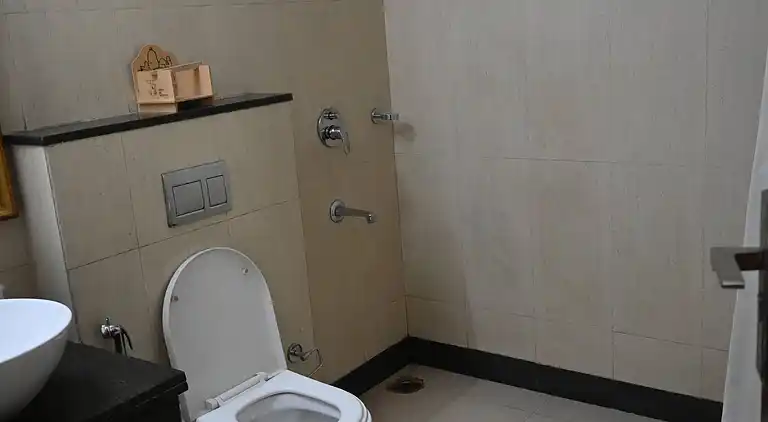 Luxuriöses 3BHK-Apartment in Gurgaon mit Stadt- und