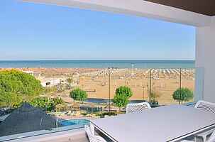 Bright suite with terrace and ocean view